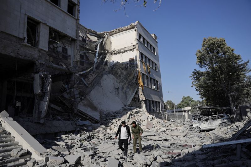 &copy; Reuters. Área destruída em Damasco, na Sírian16/07/2025nREUTERS/Khalil Ashawi