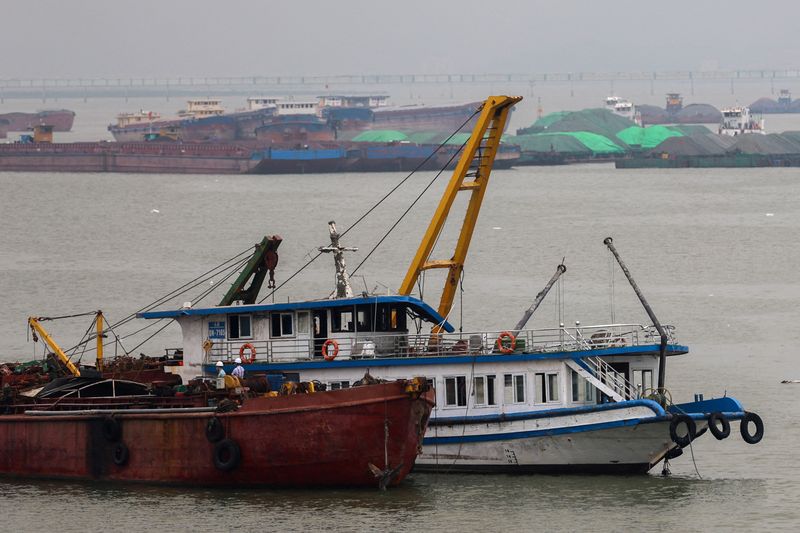 &copy; Reuters. Barco de turismo que virou na Baía de Halong, no Vietnã, é rebocadon20/07/2025 REUTERS/Thinh Nguyen