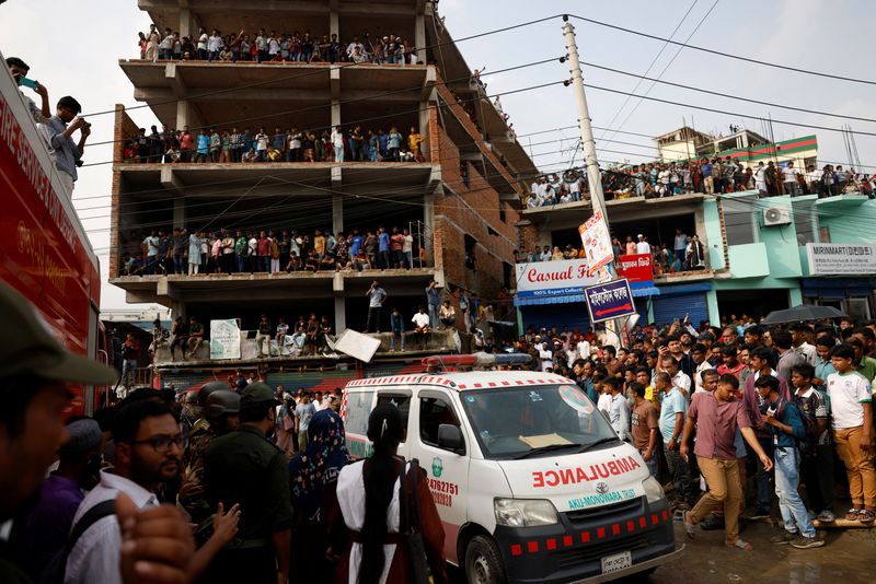 &copy; Reuters. Ambulância passa perto do local de acidente aéreo em Daca, Bangladeshn 21/7/2025  REUTERS/Mohammad Ponir Hossain