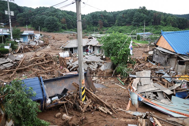 &copy; Reuters. Danos causados pelas chuvas torrenciais em Gapyeong, na Coreia do Suln27/07/2025 REUTERS/Kim Hong-Ji