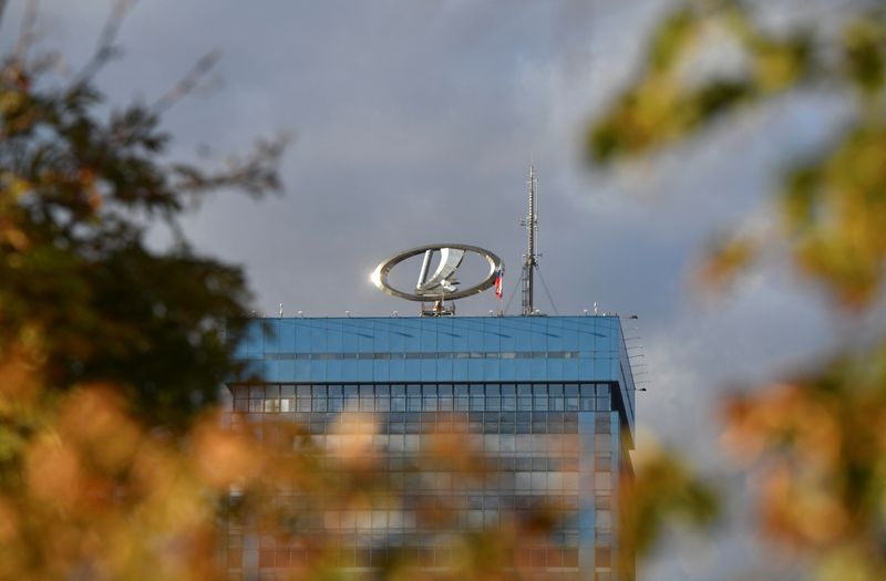 Russia's top carmaker Avtovaz may shorten work week as sales slump