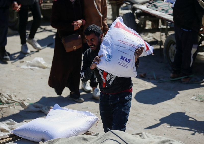 &copy; Reuters. Palestinos buscam ajuda no norte de Gazan 2/3/2025   REUTERS/Mahmoud Issa
