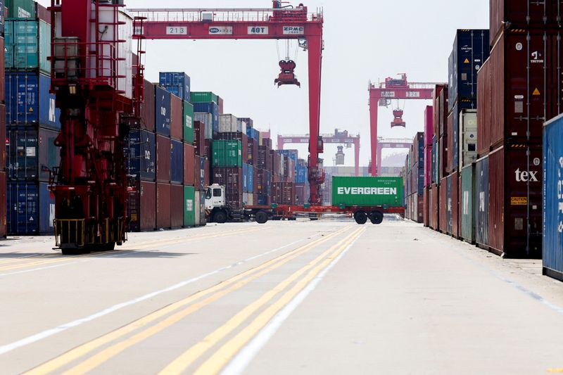 &copy; Reuters. Guindastes próximos a contêineres de carga no Porto de Yangshan, nos arredores de Xangai, na Chinan17/06/2025nREUTERS/Go Nakamura