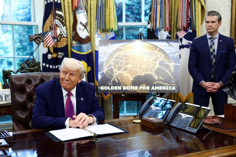 &copy; Reuters. Presidente dos EUA Donald Trump e secretário de Defesa Pete Hegseth na Casa Brancan 20/5/2025   REUTERS/Kevin Lamarque