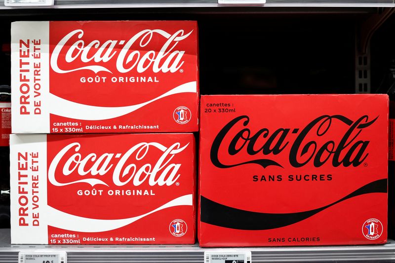 &copy; Reuters. Fardos de Coca-Cola em mercado