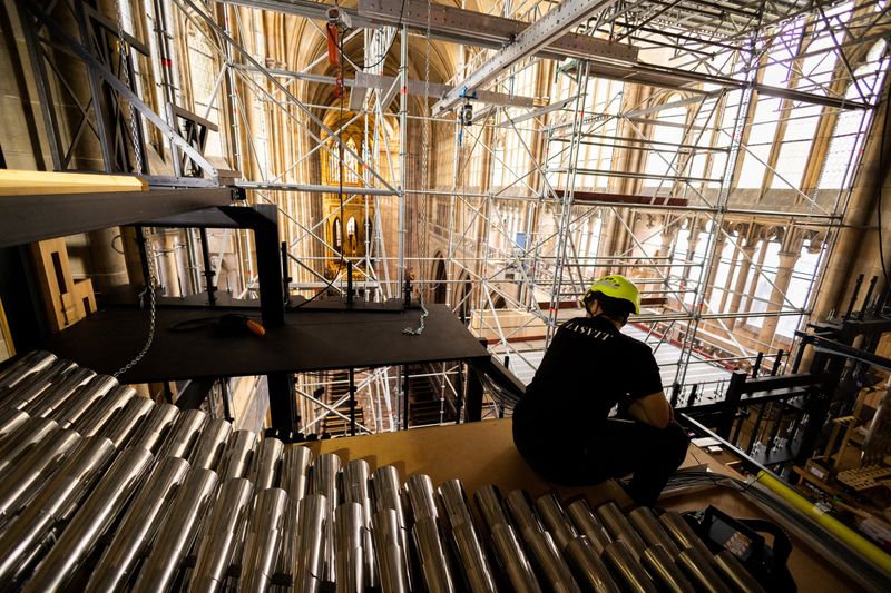&copy; Reuters. Trabalhador sentado enquanto instala partes de um novo órgão na Catedral de São Vito, em Pragan22/07/2026nREUTERS/Eva Korinkova
