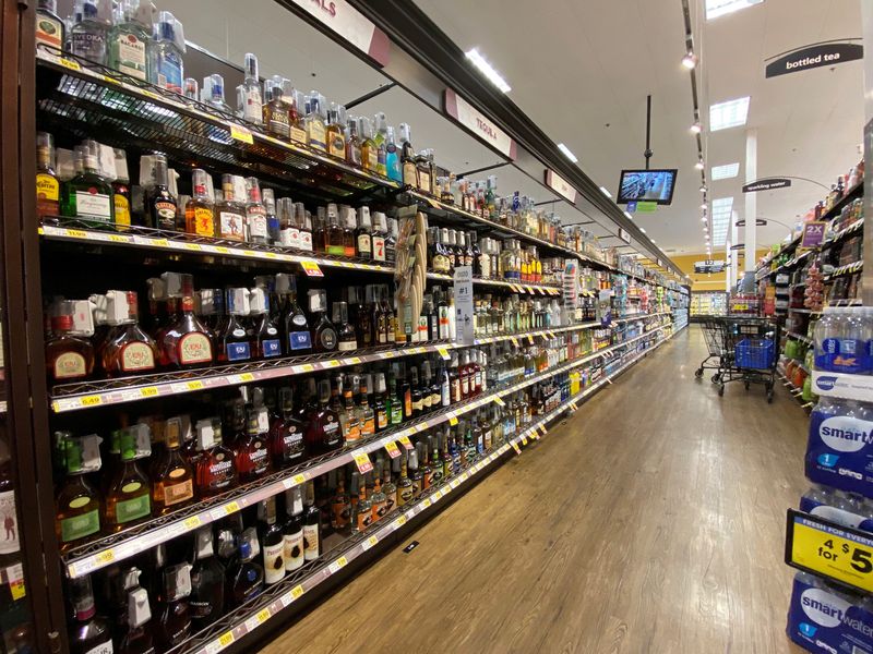 &copy; Reuters. FILE PHOTO: The liquor aisle is pictured at a grocery store  in Pasadena, California, U.S., June 11, 2020. REUTERS/Mario Anzuoni/File Photo