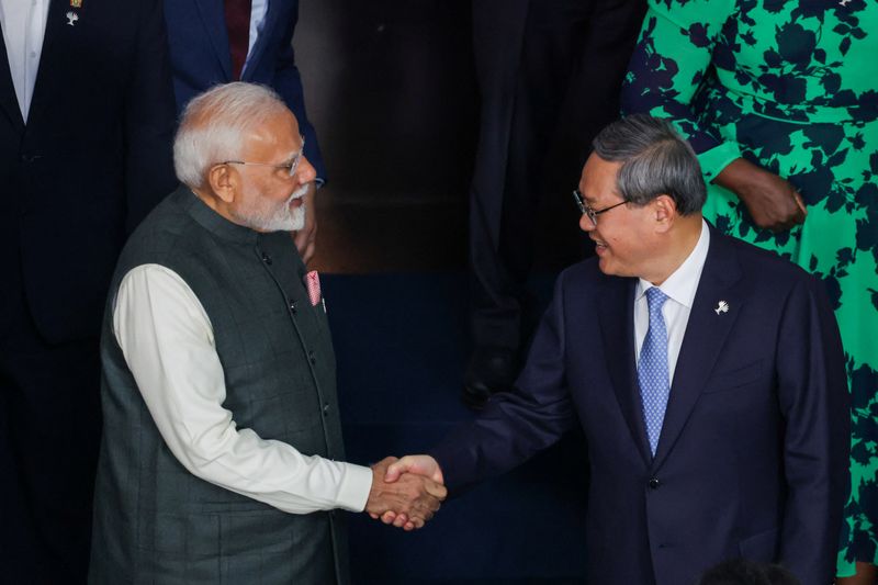 &copy; Reuters. Premiê indiano Narendra Modi e premiê chinês Li Qiang no Rio de Janeiron 7/7/2025   REUTERS/Ricardo Moraes