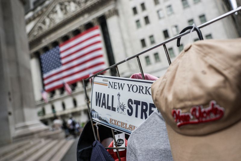&copy; Reuters. Placa de Wall Street a venda em Nova Yorkn11/07/2025. REUTERS/Jeenah Moon/File photo