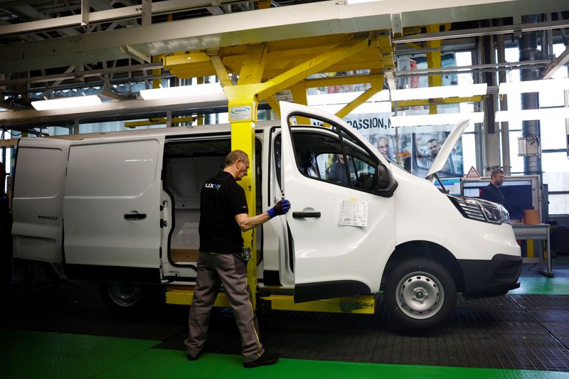 &copy; Reuters. Trabalhadores em linha de montagem na fábrica da Renault em Sandouville, perto de Le Havre, na Françan29/03/2024 REUTERS/Sarah Meyssonnier