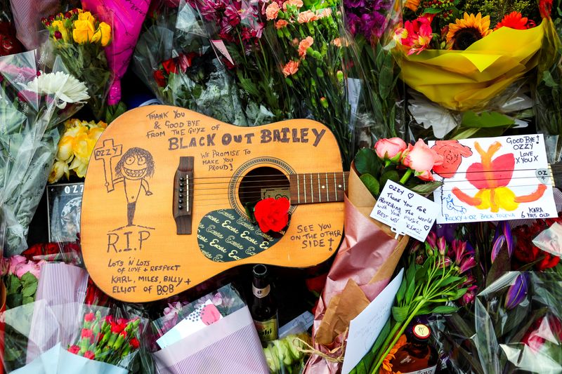 &copy; Reuters. Violão, flores e cartões na ponte Black Sabbath, em Birmingham, na Inglaterra, após a morte de Ozzy Osbourne aos 76 anosn23/07/2025 REUTERS/Isabel Infantes