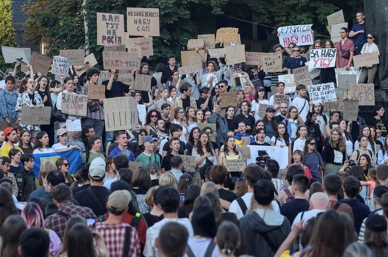 &copy; Reuters. Ucranianos protestam contra lei recém-aprovada que restringe independência de instituições anticorrupção, no centro de Lviv, Ucrânian22/07/2025nREUTERS/Roman Baluk