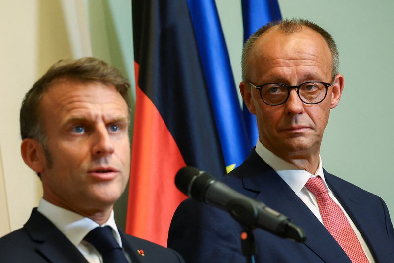 &copy; Reuters. Presidente da França, Emmanuel Macron, e chanceler da Alemanha, Friedrich Merz, falam em Berlimn23/07/2025nREUTERS/Lisi Niesner