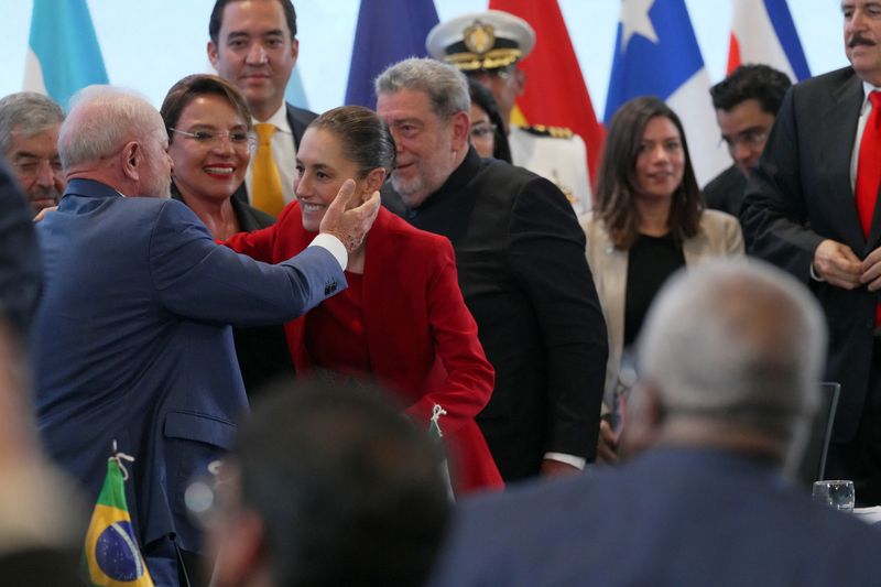 &copy; Reuters. Lula cumprimenta Claudia Sheinbaum em cúpula em Honduras, em abriln09/04/2025nREUTERS/Fredy Rodriguez