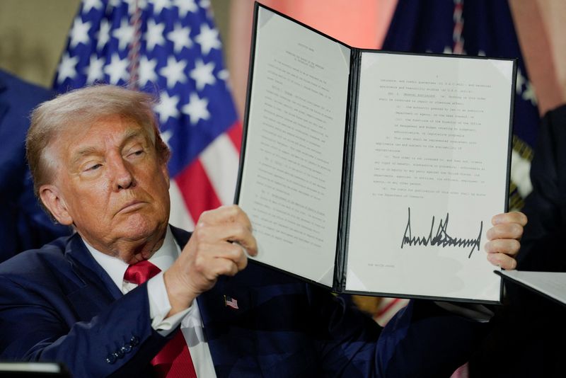 &copy; Reuters. O presidente dos EUA, Donald Trump, mostra decreto relacionado à inteligência artificial n23/07/2025nREUTERS/Kent Nishimura