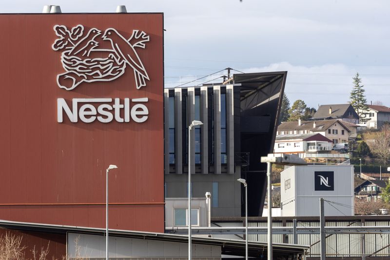 &copy; Reuters. O logotipo da gigante alimentícia Nestlé é visto em um prédio em Orbe, Suíça, em 9 de fevereiro de 2024. REUTERS/Denis Balibouse
