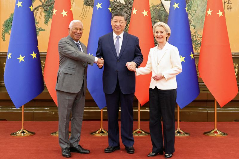 &copy; Reuters. Presidente da China, Xi Jinping, em encontro com presidente do Conselho Europeu, António Costa, e presidente da Comissão Europeia, Ursula von der Leyen, em Pequimn24/07/2025nChina Daily via REUTERS