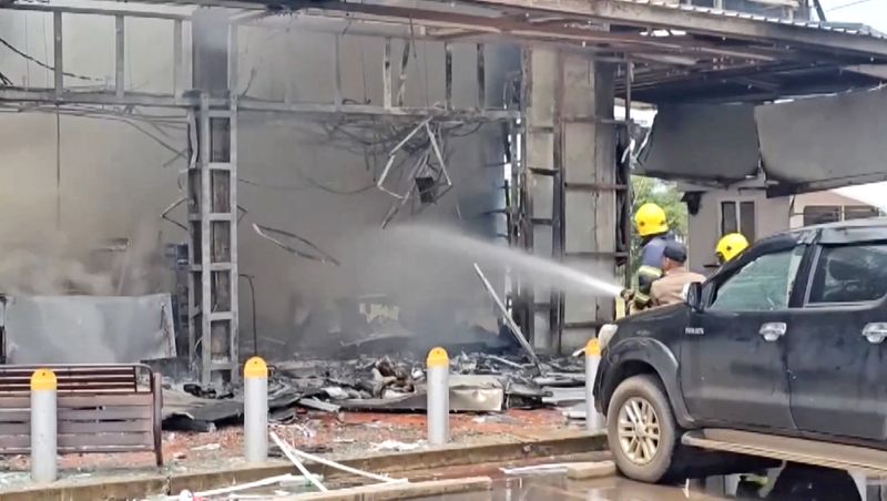 &copy; Reuters. Bombeiros atuam para extinguir incêndio em meio ao confronto na região de fronteira entre Tailândia e Cambojan24/07/2025 TPBS/Divulgação via REUTERS