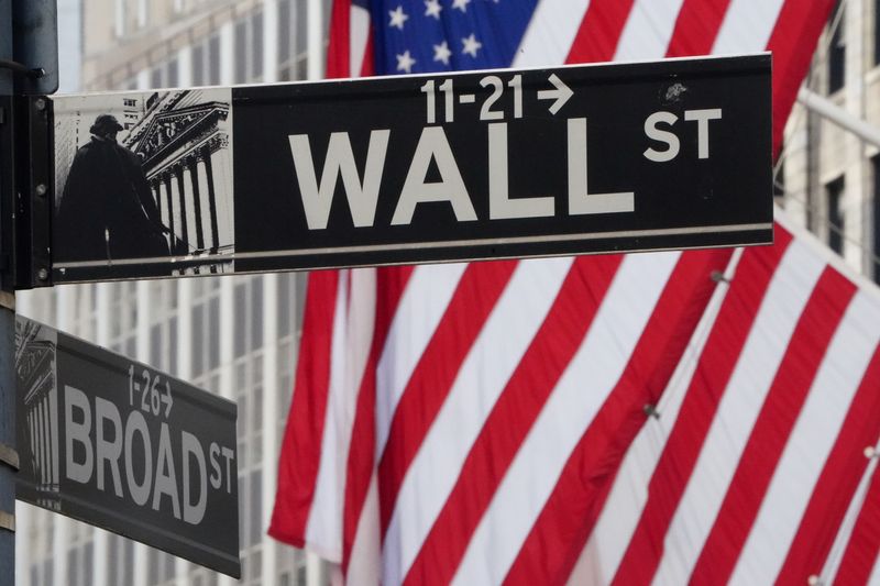 &copy; Reuters. Placa de Wall Street na Bolsa de Valores de Nova Yorkn09/03/2020nREUTERS/Carlo Allegri