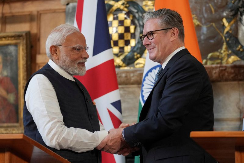 &copy; Reuters. Primeiro-ministro da Índia, Narendra Modi, e primeiro-ministro do Reino Unido, Keir Starmer, durante encontro em Chequers, no Reino Unidon24/07/2025nKin Cheung/Pool via REUTERS