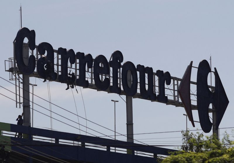 &copy; Reuters. Trabalhadores fazem manutenção no logotipo de um supermercado Carrefour no Rio de Janeiro, Brasil, em 26 de novembro de 2024.  REUTERS/Ricardo Moraes