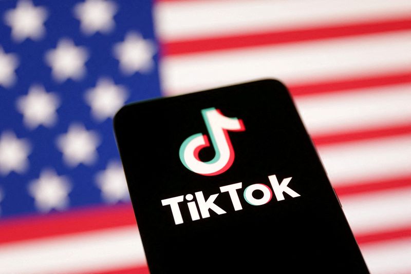 &copy; Reuters. Logo do TikTok em frente à bandeira dos Estados Unidosn8/1/2025 REUTERS/Dado Ruvic/Ilustração/Arquivo