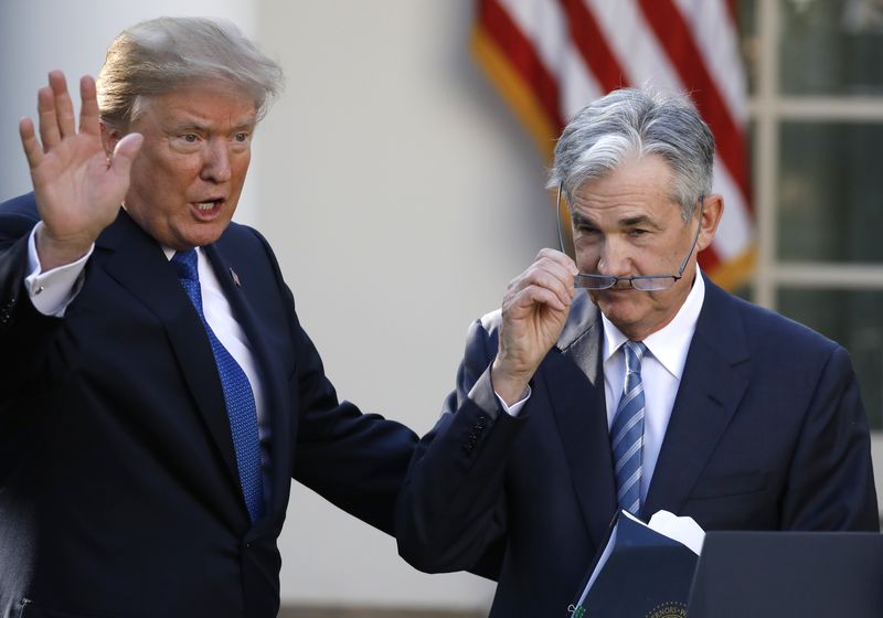 &copy; Reuters. Trump gesticula com Powell na Casa Branca quando de sua indicação para chefiar o Federal Reserven02/11/2017nREUTERS/Carlos Barria