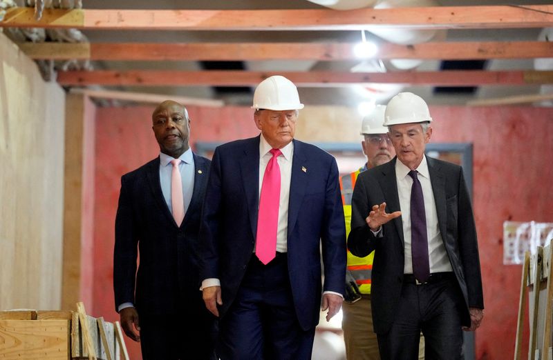 &copy; Reuters. Trump e Powell visitam obra na sede do Fed em Washingtonn24/07/2025nREUTERS/Kent Nishimura
