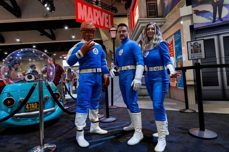 &copy; Reuters. Atendentes fantasiados de integrantes do Quarteto Fantástico no estande da Marvel na Comic-Con, em San Diegon24/07/2025 REUTERS/Mike Blake