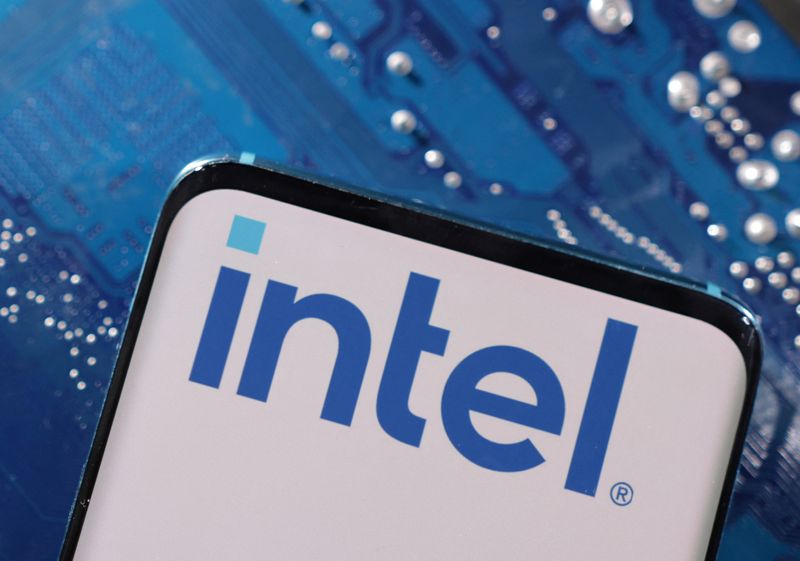 &copy; Reuters. Um smartphone com o logotipo da Intel exibido é colocado em uma placa-mãe de computador nesta ilustração tirada em 6 de março de 2023. REUTERS/Dado Ruvic