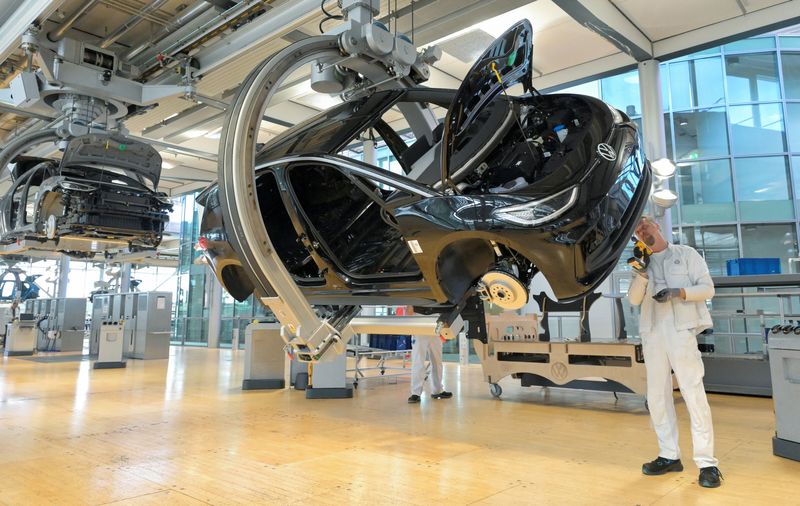 &copy; Reuters. Técnicos trabalham na linha de montagem da Volkswagen em Dresden, Alemanha, em 14 de maio de 2025. REUTERS/Matthias Rietschel