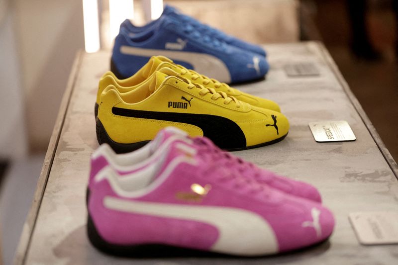 &copy; Reuters. Tênis Puma Speedcat OG são exibidos na Puma Mostro House em Paris, França, em 24 de janeiro de 2025. REUTERS/Abdul Saboor