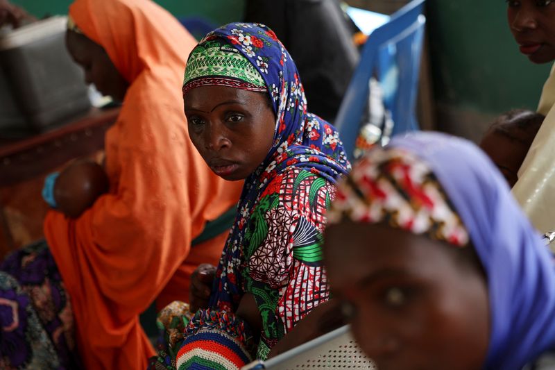 &copy; Reuters. Mães de filhos desnutridos aguardam por cuidados de saúde no Centro de Atenção Primária à Saúde de Tudun Gambo, Estado de Bauchi, Nigérian08/05/2025nREUTERS/Sodiq Adelakun