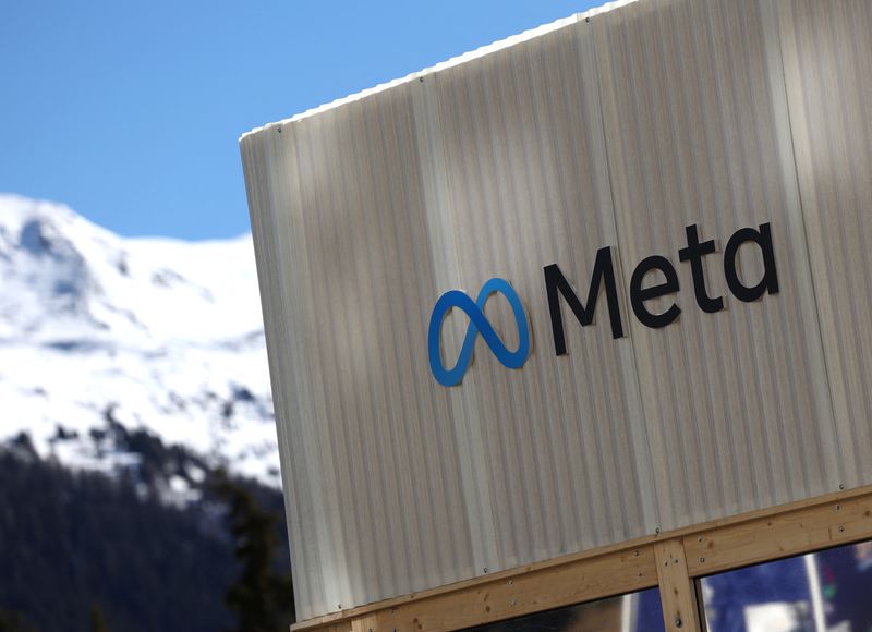 &copy; Reuters. Logotipo da Meta na entrada de estande temporário da empresa antes do Fórum Econômico Mundial (FEM) em Davos, Suíçan18/01/2025nREUTERS/Yves Herman