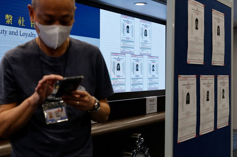 &copy; Reuters. Imagens de cinco ativistas são exibidas durante coletiva de imprensa sobre mandados de prisão em Hong Kong, Chinan14/12/2023nREUTERS/Tyrone Siu