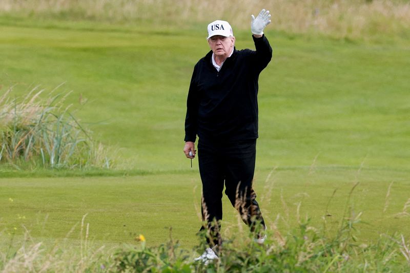 LYNXMPEL6Q018_L Trump, European Union von der Layen to meet on Sunday to cancel the trade deal