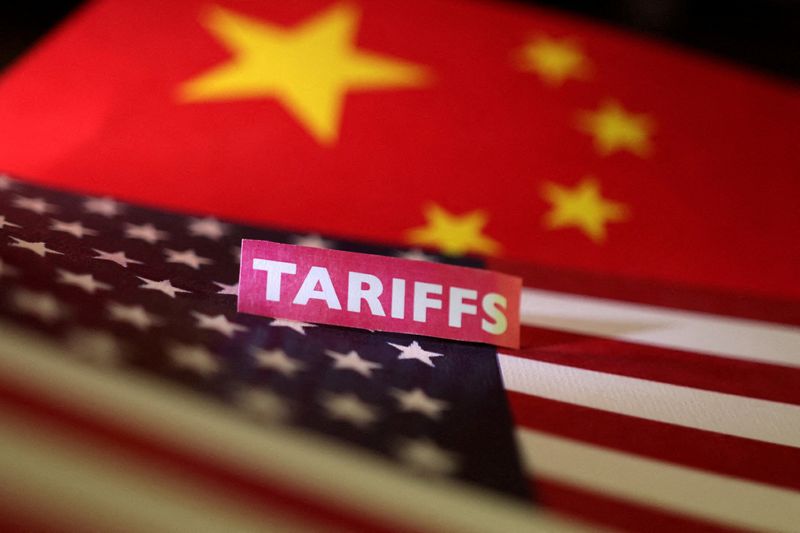 &copy; Reuters. Ilustração com as bandeiras da China e dos Estados Unidos n10/04/2025nREUTERS/Dado Ruvic