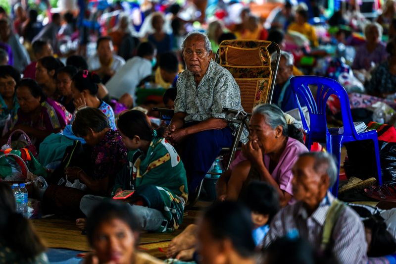 &copy; Reuters. nPessoas deslocadas em abrigo na província de Sisaket, Tailândian26/07/2025nREUTERS/Athit Perawongmetha