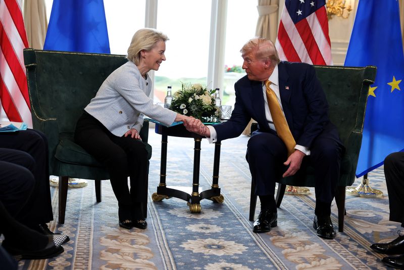 &copy; Reuters. O presidente dos EUA, Donald Trump, aperta a mão da presidente da Comissão Europeia, Ursula von der Leyen, em Turnberry, Escócian27/07/2025nREUTERS/Evelyn Hockstein
