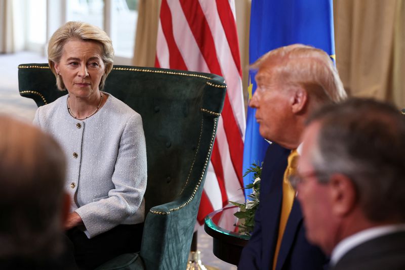 &copy; Reuters. A presidente da Comissão Europeia, Ursula von der Leyen, com o presidente dos EUA, Donald Trump, em Turnberry, Escócian27/07/2025nREUTERS/Evelyn Hockstein