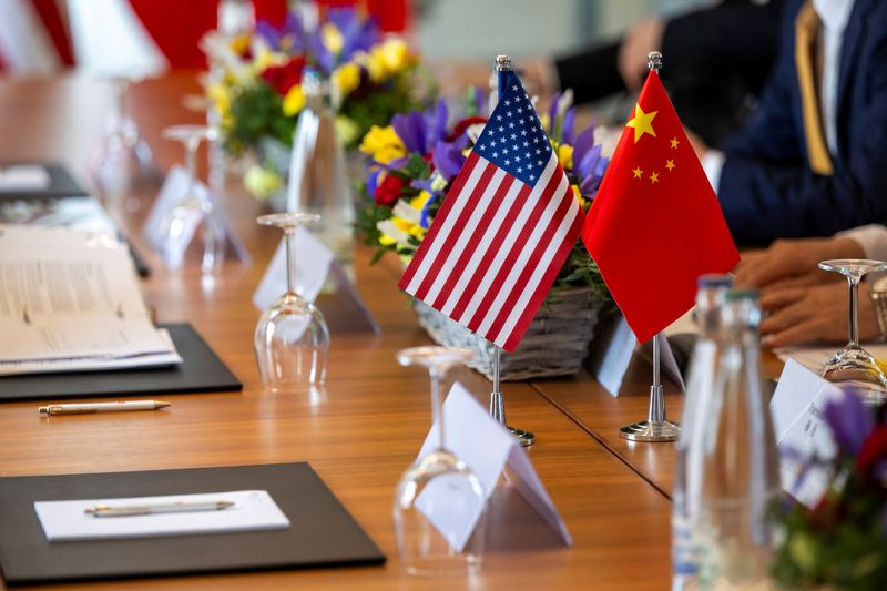 &copy; Reuters. Bandeiras dos EUA e da Chinan10/05/2025. KEYSTONE/EDA/Martial Trezzini/Handout via REUTERS/ File Photo