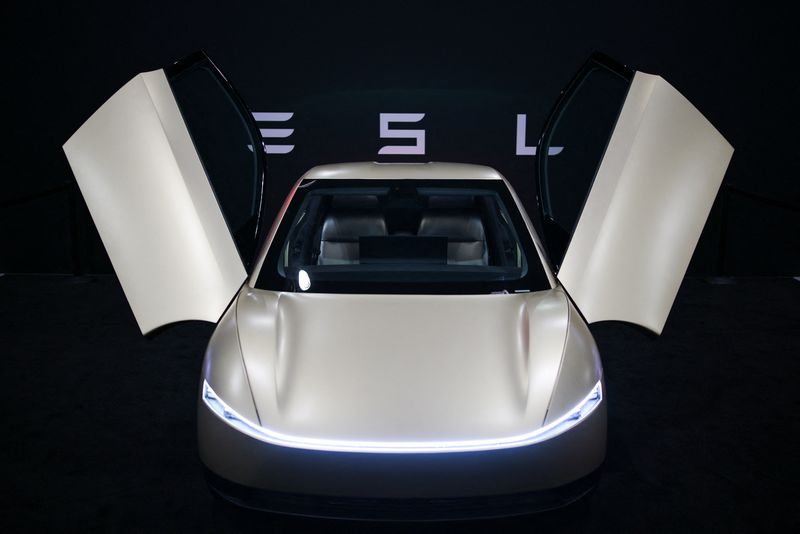 &copy; Reuters. Um Tesla Cybercab no Salão do Automóvel de Los Angeles, em Los Angeles, Califórnia, EUA, em 21 de novembro de 2024. REUTERS/Daniel Cole