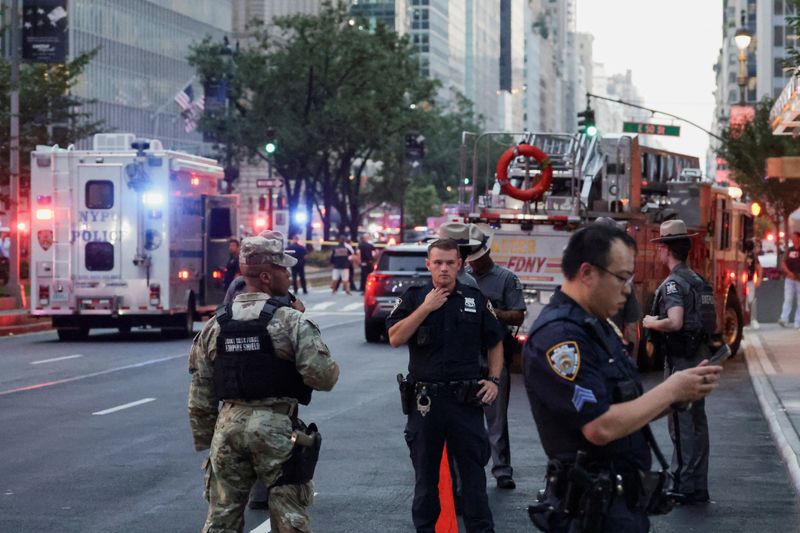 &copy; Reuters. Policiais em local de ataque a tiros em Manhattan, Nova Yorkn 28/7/2025   REUTERS/Jeenah Moon