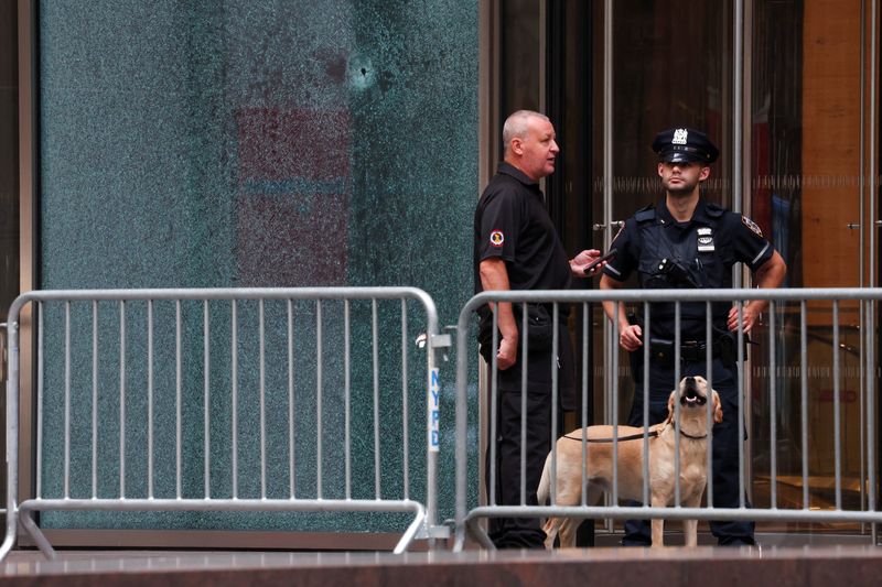 &copy; Reuters. Policiais em local de tiroteio em Manhattan, Nova Yorkn 29/7/2025   REUTERS/Mike Segar