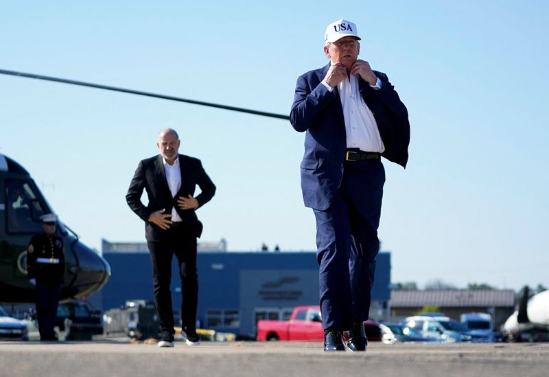 &copy; Reuters. Presidente dos EUA, Donald Trump, e secretário de Comércio, Howard Lutnick, em Morristown, na Nova Jerseyn06/07/2025nREUTERS/Nathan Howard