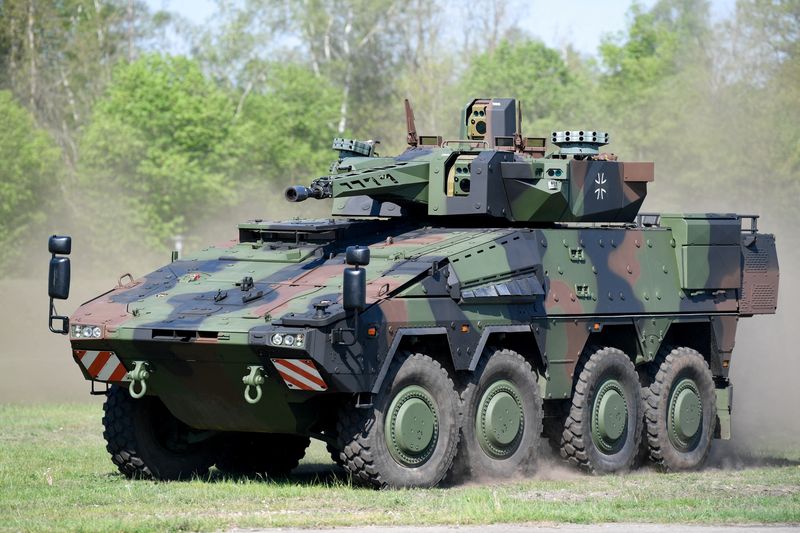 &copy; Reuters. Veículo de transporte blindado Boxer manobra no dia em que fabricante de armas Rheinmetall entrega o primeiro às Forças Armadas alemãs, em Unterluessn02/05/2024nREUTERS/Fabian Bimmer