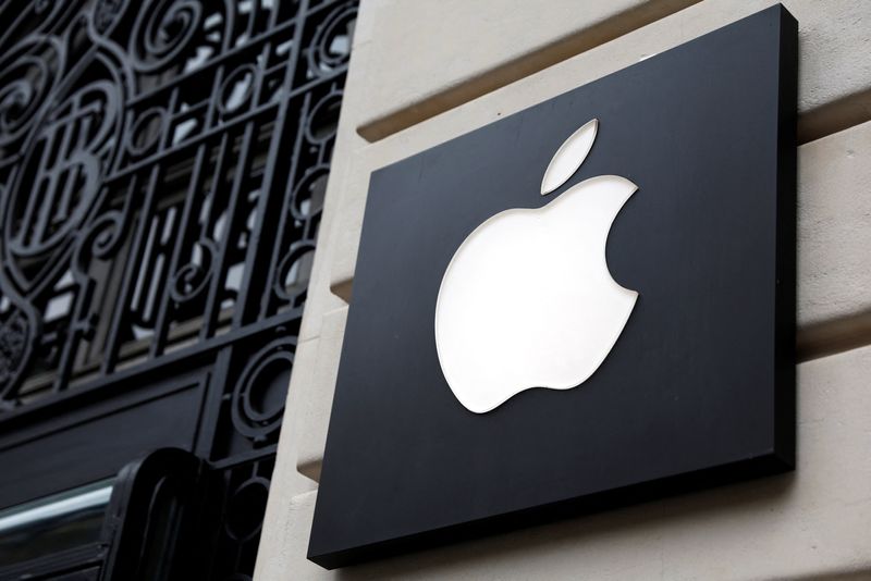 Apple Earnings Under Pressure From Tariffs Slow AI Roll Out By Reuters LYNXMPEL6T0J2 L