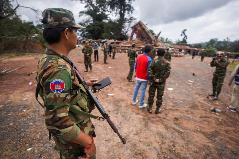&copy; Reuters. Adidos militares estrangeiros inspecionam posto de controle de fronteira fechado na província de Preah Vihearn 30/7/2025   REUTERS/Soveit Yarn