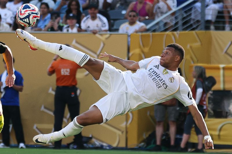 &copy; Reuters. Kylian Mbappé durante partida do Real Madrid contra o Borussia Dortmund pela Copa do Mundo de Clubesn05/07/2025 Vincent Carchietta-Imagn Images