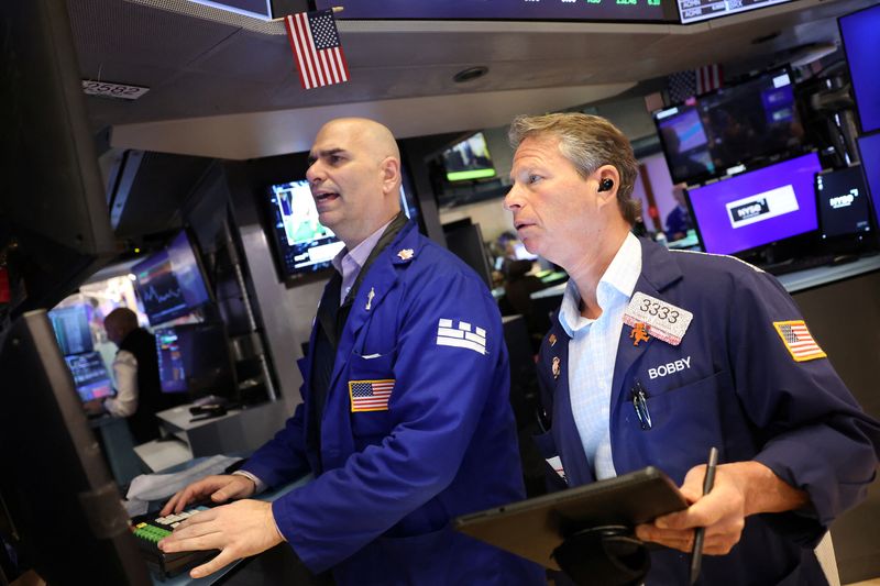 &copy; Reuters. Operadores na bolsa de Nova Yorkn04/06/2025nREUTERS/Brendan McDermid